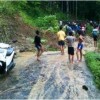 Akses jalan menuju Salajambe terputus akibatlongsoran tanah yang menutup jalan.